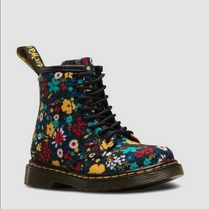 wanderflora dr martens